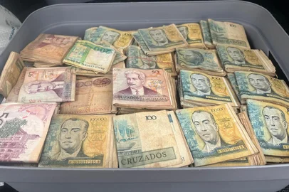 Cofre com dinheiro antigo é encontrado em Carazinho<!-- NICAID(16098898) -->