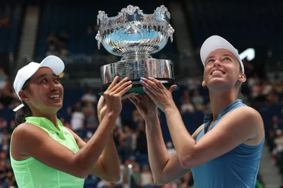 Zhang Shuai, Elise Mertenis, tênis