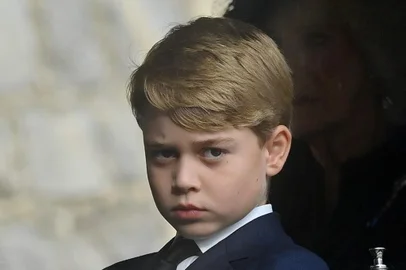 Príncipe George, nove anos, é filho do príncipe William, 40, e de Kate Middleton, 40. O menino é o segundo na linha de sucessão ao trono.<!-- NICAID(15219363) -->