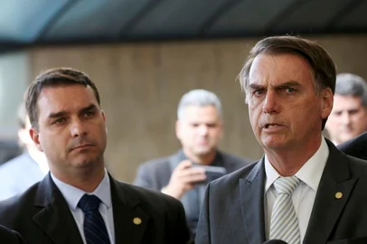 Wilson Dias / Agência Brasil Flávio Bolsonaro e Jair Bolsonaro.<!-- NICAID(16326405) -->