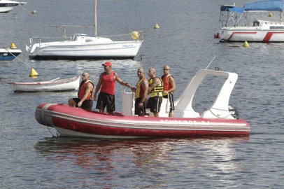 NAUFRÁGIO NA BAÍA DE GUANABARA CORPO CHEGANDO NO GMAR DE BOTAFOGO , NESTA SEGUNDA-FEIRA(06).RJ - NAUFRAGIO/RIO DE JANEIRO/GMAR - GERAL - Naufrágio na Baía de Guanabara corpo chegando no GMar de Botafogo , nesta segunda-feira(06). 06/02/2023 - Foto: MARCOS PORTO/AGÊNCIA O DIA/AGÊNCIA O DIA/ESTADÃO CONTEÚDOEditoria: GERALLocal: RIO DE JANEIROIndexador: MARCOS PORTOFonte: Agência O DiaFotógrafo: AGÊNCIA O DIA<!-- NICAID(15341462) -->