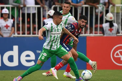 Atletico Nacional's Uruguayan defender #13 Camilo Candido and Bahia's midfielder #08 Cauly fight for the ball during the Copa Libertadores group stage football match between Colombia's Atletico Nacional and Brazil's Bahia at the Atanasio Girardot stadium in Medellin, Colombia, on May 14, 2025. (Photo by Jaime SALDARRIAGA / AFP)<!-- NICAID(16037300) -->