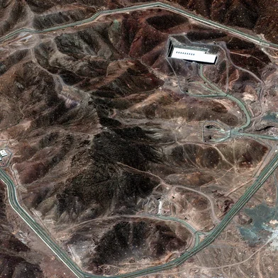(FILES) This handout satellite image provided by Maxar Technologies shows the Fordow Fuel Enrichment Plant in central Iran on June 14, 2025. President Donald Trump said June 21, 2025 the US military has carried out a "very successful attack" on three Iranian nuclear sites, including the underground uranium enrichment facility at Fordo. "We have completed our very successful attack on the three Nuclear sites in Iran, including Fordow, Natanz, and Esfahan," Trump said in a post on his Truth Social platform. He was set to address the nation at 10 pm (0200 GMT) after deciding to join Israel's strikes on Iran's nuclear program. (Photo by Satellite image ©2025 Maxar Technologies / AFP) / RESTRICTED TO EDITORIAL USE - MANDATORY CREDIT "AFP PHOTO / Satellite image ©2025 Maxar Technologies " - NO MARKETING - NO ADVERTISING CAMPAIGNS - DISTRIBUTED AS A SERVICE TO CLIENTS - The watermark may not be removed/cropped / THE WATERMARK MAY NOT BE REMOVED/CROPPEDEditoria: WARLocal: Fordow Fuel Enrichment PlantIndexador: -Secao: armed conflictFonte: Satellite image ©2025 Maxar TechFotógrafo: Handout<!-- NICAID(16064860) -->