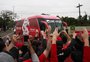 Torcida abraça grupo do Inter antes do embarque para enfrentar Fluminense