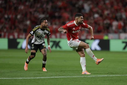 PORTO ALEGRE, RS, BRASIL - 02-11-2025: Internacional enfrenta o Atlético-MG pela 31ª rodada do Campeonato Brasileiro, no Estádio Beira-Rio, em Porto Alegre. Foto: Renan Mattos/Agência RBS.<!-- NICAID(16159130) -->