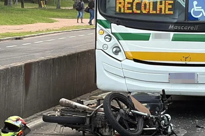 Um homem morreu após colidir a motocicleta que conduzia frontalmente com um ônibus na Avenida João Pessoa, no centro de Porto Alegre. O acidente ocorreu por volta das 6h desta terça-feira (20).<!-- NICAID(16207095) -->