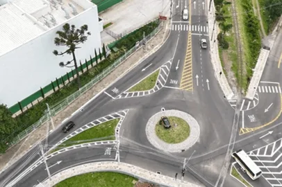 A entrega das obras do Complexo Viário Zona Sul foi realizada nesta quarta-feira (11), em Bento Gonçalves. A obra surgiu com a necessidade de melhorar o tráfego no cruzamento entre os bairros Santa Helena, Santo Antão, Santa Marta, Verona, Santa Rita e Botafogo. <!-- NICAID(15934163) -->