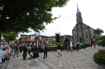 GRAMADO, RS, BRASIL, 22/12/2024. Moivimento de turistas no centro de Gramado. (Porthus Junior/Agência RBS)<!-- NICAID(15940844) -->