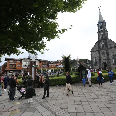 GRAMADO, RS, BRASIL, 22/12/2024. Moivimento de turistas no centro de Gramado. (Porthus Junior/Agência RBS)<!-- NICAID(15940844) -->
