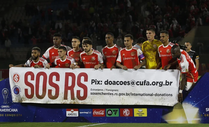 Colorado entrou em campo com uniforme "embarrado" para homenagear RS e angariar doações.