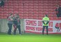 Torcida do Inter tenta invadir gramado do Beira-Rio após eliminação na Sul-Americana