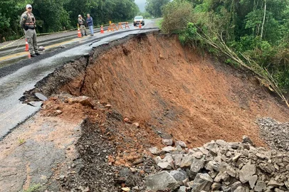 CAXIAS DO SUL, RS, BRASIL 04/12/2023Imagens do bloqueio de pista da 452 em Vila Cristina(Paula Brunetto/Agencia RBS)<!-- NICAID(15615649) -->