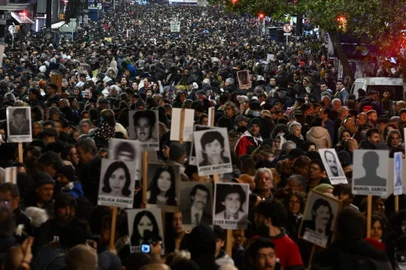 People hold portraits of those who disappeared during the last dictatorship (1973-1985) in Uruguay during the Marcha del Silencio (March of Silence) in Montevideo on May 20, 2023. (Photo by Pablo PORCIUNCULA / AFP)Editoria: POLLocal: MontevideoIndexador: PABLO PORCIUNCULASecao: human scienceFonte: AFPFotógrafo: STF<!-- NICAID(15872361) -->