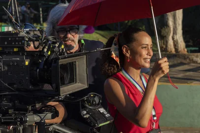 Taís Araujo e o diretor artístico Paulo Silvestrini nos bastidores da gravação em Foz do Iguaçu.<!-- NICAID(15949627) -->