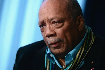 (FILES) Music producer and Ahmet Ertegun Award recipient Quincy Jones is interviewed during the Rock and Roll Hall of Fame 2013 Inductees announcement at Nokia Theatre L.A. Music industry titan Quincy Jones, who collaborated with Michael Jackson and Frank Sinatra, died at the age of 91, US media reported November 4, 2024. His death was confirmed by his publicist, Arnold Robinson, in a statement that did not specify a cause, US media reported. (Photo by KEVIN WINTER / GETTY IMAGES NORTH AMERICA / AFP)Editoria: ACELocal: Los AngelesIndexador: KEVIN WINTERSecao: celebrityFonte: GETTY IMAGES NORTH AMERICAFotógrafo: STR<!-- NICAID(15906355) -->