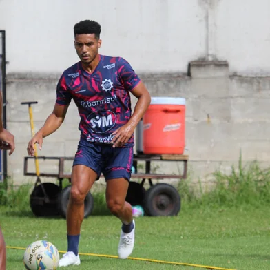 O Caxias treinou visando os próximos jogos do Gauchão. Na foto, o meia Vini Guedes.<!-- NICAID(15965488) -->
