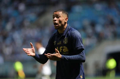 PORTO ALEGRE, RS, BRASIL, 28.09.2025: Confronto entre Grêmio vs Vitória, na Arena, pelo campeonato Brasileiro. Na foto, o jogador do Grêmio, Alysson. Fotos: Jefferson Botega/Agencia RBSIndexador: jeff botega<!-- NICAID(16134486) -->