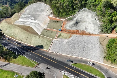 A CSG concluiu neste mês as obras de reconstrução e estabilização do talude localizado no km 81,6 da ERS-122, próximo à Linha 40, em Caxias do Sul. A intervenção foi executada de forma emergencial após os deslizamentos de grande porte provocados pelas fortes chuvas que assolaram o Rio Grande do Sul em maio de 2024. O investimento total foi de R$ 20 milhões. O serviço foi finalizado no prazo estipulado - final de outubro.<!-- NICAID(16154762) -->