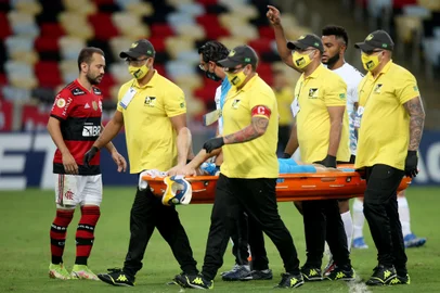 FLAMENGO X GRÊMIORJ - FUTEBOL/BRASILEIRÃO/FLAMENGO X GRÊMIO - ESPORTES - O goleiro Gabriel Chapecó, do Grêmio, é   levado de maca na partida contra o   Flamengo válida pela 21ª rodada do   Campeonato Brasileiro, Série A,   realizada no Estádio do Maracanã, na   zona norte do Rio de Janeiro, na noite   deste domingo, 19 de setembro de 2021.    19/09/2021 - Foto: WILTON JUNIOR/ESTADÃO CONTEÚDOEditoria: ESPORTESLocal: RIO DE JANEIROIndexador: WILTON JUNIORFonte: ESTADÃƒO CONTEÃšDOFotógrafo: ESTADÃO CONTEÚDO<!-- NICAID(14893728) -->