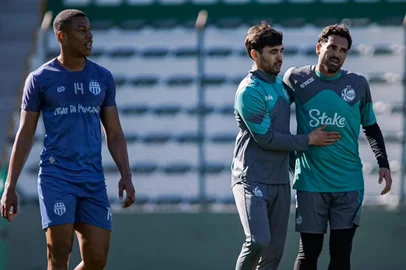 Técnico Claudio Tencati durante jogo-treino com o Esportivo, no ALfredo Jaconi, vencido pelo Verdão, por 5 a 2.<!-- NICAID(16075772) -->