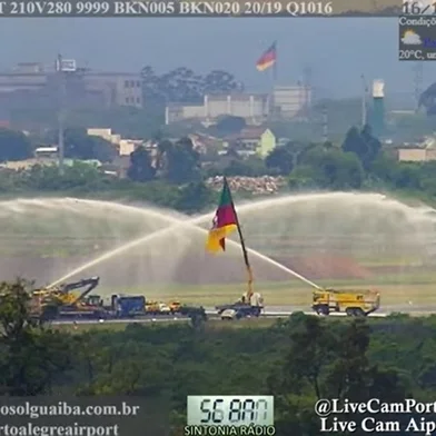 Canal Camera Aeroporto Porto Alegre BrAmigos flagrou momento em que pista do aeroporto Salgado Filho recebeu homenagem de empresários e da Fraport