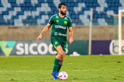 Pepê, volante do Cuiabá, que está na mira do Grêmio. <!-- NICAID(15280046) -->