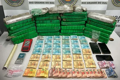 Trio é preso com 27 quilos de maconha e quase R$ 38 mil em Caxias do Sul.<!-- NICAID(16033620) -->