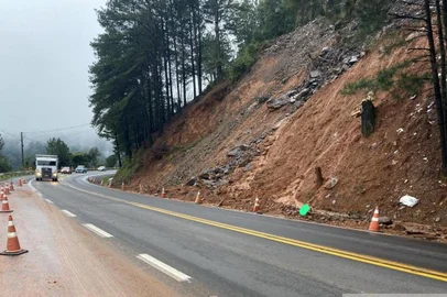 Foi liberado, na madrugada desta segunda-feira (17), o trecho entre os km 81 e 82 da ERS-122, próximo ao trevo de acesso à Linha 40, em Caxias do Sul, conforme informações Concessionária Caminhos da Serra Gaúcha (CSG). O ponto havia sido bloqueado na noite de domingo (16) devido a deslizamentos de terra, em função da chuva. <!-- NICAID(15790595) -->
