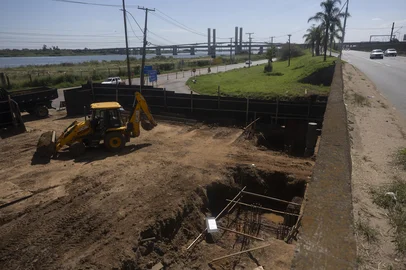 PORTO ALEGRE, RS, BRASIL, 02-04-2026: Fechamento de comporta do sistema de proteção contra cheias de Porto Alegre, na avenida Mauá. Foto: Mateus Bruxel/Agência RBSIndexador: MATEUS BRUXEL<!-- NICAID(16257676) -->