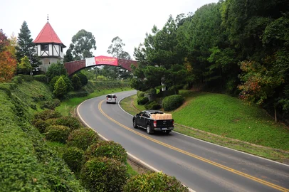 NOVA PETRÓPOLIS, RS, BRASIL, 21/04/2022. Vistas da RS-235 entre Nova Petrópolis e Gramado. Nova concessão da RS-235, na Serra, prevê duplicação e correções de traçado com o objetivo de suavizar ou eliminar curvas. Na foto, trecho da RS-235, km 5,5, junto ao Pórtico de Nova Petrópolis, que ganhará uma curva mais suave. (Porthus Junior/Agência RBS)<!-- NICAID(15075337) -->