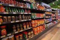 CAXIAS DO SUL, RS, BRASIL, 11/02/2025. Reportagem do Pioneiro foi conferir de o aumento do preço do café trouxe mudanças na rotina dos consumidores. Na foto, cafés nas gôndolas para venda, no Empório Minuano. (Porthus Junior/Agência RBS)<!-- NICAID(15973624) -->