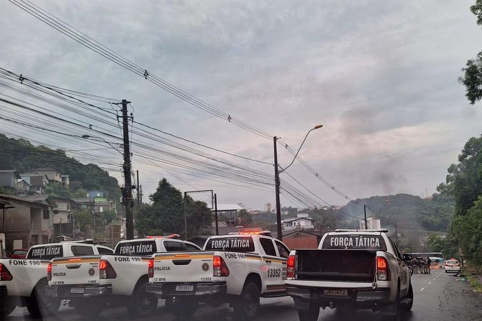 Moradores trancam rua em Caxias do Sul para protestar por falta de