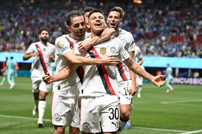 Manchester City's Argentine midfielder #30 Claudio Echeverri (C) celebrates with teammates after scoring his team's second goal during the FIFA Club World Cup 2025 Group G football match between England's Manchester City and UAE's Al Ain FC at the Mercedes-Benz stadium in Atlanta on June 22, 2025. (Photo by PATRICIA DE MELO MOREIRA / AFP)<!-- NICAID(16065204) -->