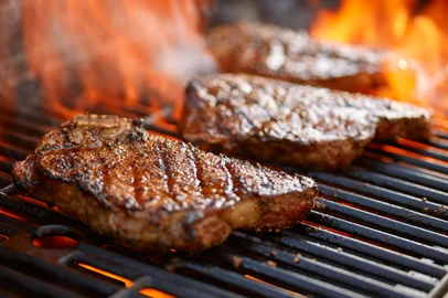 Joshua Resnick / adobe.stock.com grilling steaks on flaming grill and shot with selective focusFonte: 106045669<!-- NICAID(16304214) -->