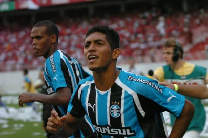 PORTO ALEGRE, RS, BRASIL, 09.04.2006. campeonato gaucho 2006 (FOTO JULIO CORDEIRO/AGÊNCIA RBS). *** Julio Cordeiro - Grenal 4 ***Decisão do Campeonato Gaúcho 2006.No Gre-Nal de número 365, realizado no Estádio Beira-Rio, em Porto Alegre, Internacional e Grêmio decidem o título de campeão gaúcho de 2006. O Grêmio tem a vantagem do saldo qualificado, podendo colocar a mão na taça com qualquer empate com gols. Se o jogo terminar em 0 a 0, a disputa irá para a prorrogação e, persistindo a igualdade, a decisão será nos pênaltis.autor do gol Pedro Júnior do grêmio<!-- NICAID(1780434) -->