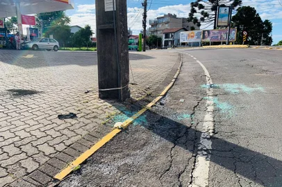 Um homem de 48 anos morreu ao colidir em um poste no bairro Santa Lúcia. O acidente ocorreu por volta das 1h30min. Ele morreu no local<!-- NICAID(15621336) -->