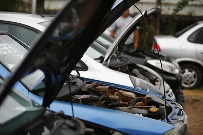 PORTO ALEGRE, RS, BRASIL, 18-02-2020: Veículos apreendidos em pátio do Detran, na Rubem Berta, disponibilizados em lote para leilão (FOTO FÉLIX ZUCCO/AGÊNCIA RBS, Editoria de Notícias).<!-- NICAID(14423320) -->