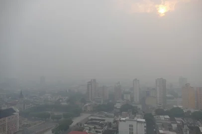 FUMAÇA EM MANAUS AMAM - FUMAÇA/QUEIMADAS/AM - GERAL - Muita fumaça na manhã desta quinta-feira (12) na cidade de Manaus (AM). Manaus foi considerada uma das piores cidades do mundo para se respirar, segundo o World Air Quality Index, que faz o monitoramento da qualidade do ar. 12/10/2023 - Foto: SANDRO PEREIRA/FOTOARENA/FOTOARENA/ESTADÃO CONTEÚDOEditoria: GERALLocal: MANAUSIndexador: SANDRO PEREIRAFonte: 2446783Fotógrafo: FOTOARENA<!-- NICAID(15567494) -->