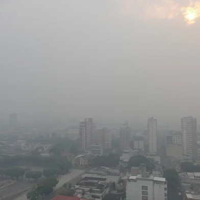 FUMAÇA EM MANAUS AMAM - FUMAÇA/QUEIMADAS/AM - GERAL - Muita fumaça na manhã desta quinta-feira (12) na cidade de Manaus (AM). Manaus foi considerada uma das piores cidades do mundo para se respirar, segundo o World Air Quality Index, que faz o monitoramento da qualidade do ar. 12/10/2023 - Foto: SANDRO PEREIRA/FOTOARENA/FOTOARENA/ESTADÃO CONTEÚDOEditoria: GERALLocal: MANAUSIndexador: SANDRO PEREIRAFonte: 2446783Fotógrafo: FOTOARENA<!-- NICAID(15567494) -->