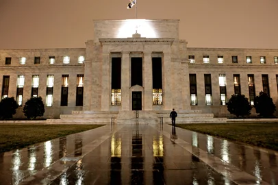 Sede do Federal Reserve (Fed), o banco central dos Estados Unidos. #página: 30Federal Reserve BuildingFILE - In this March 27, 2009 file photo, the Federal Reserve Building on Constitution Avenue in Washington is seen. Federal regulators will privately begin telling the nation's 19 largest financial institutions Friday, April 24, 2009, how well they performed in stress tests to assess their soundness. (AP Photo/J. Scott  Applewhite, file) Fonte: AP Fotógrafo: J. Scott Applewhite<!-- NICAID(189478) -->