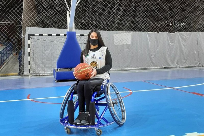 Franciele de Oliveira é a presença feminina na equipe de basquete em cadeira de rodas do Cidef/UCS<!-- NICAID(14810627) -->