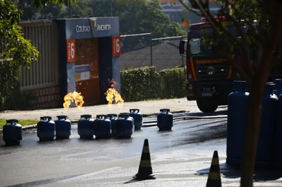 ***EM BAIXA***Porto Alegre, RS, Brasil, 14/06/2022 - Caminhão da Ultragas pega fogo na rua Thomas Gonzaga, em frente ao colégio Anchieta. Foto:  / Agencia RBS<!-- NICAID(15123821) -->