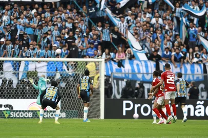 Jeff Botega / Grupo RBS PORTO ALEGRE, RS, BRASIL, 11-10-2026: Grêmio vs Internacional, clássico GreNal nº455 pelo Campeonato Brasileiro Série A 2026. O jogo ocorre na Arena, em Porto Alegre. Foto: Jeff Botega/Grupo RBSIndexador: jeff botega<!-- NICAID(16385307) -->