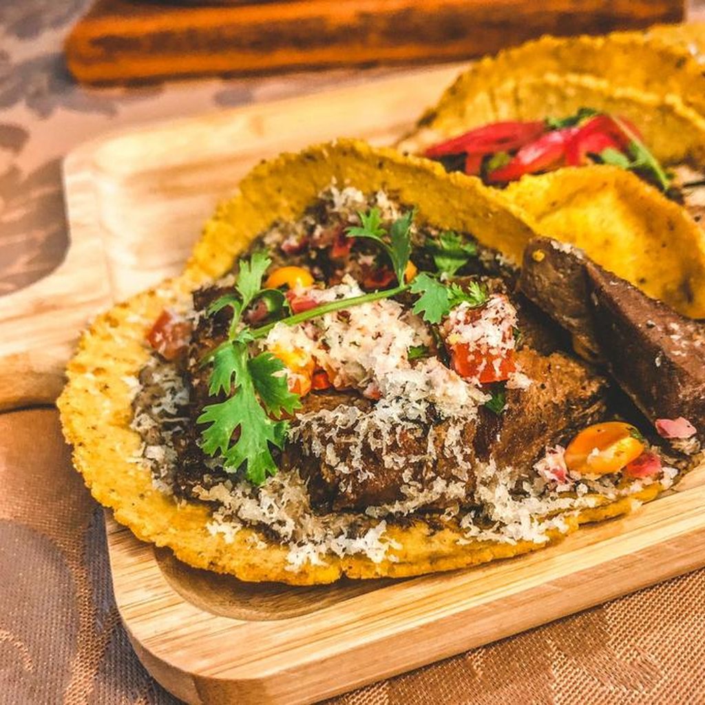 Foto de chimichangas em um prato de comida mexicana
