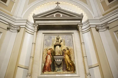 PORTO ALEGRE, RS, BRASIL, 03-08-2021: Altar com pintura mural de Aldo Locatelli na Catedral Metropilitana de Porto Alegre, na regiao central da capital. O templo catolico comemora 100 anos do lancamento da sua pedra fundamental em 7 de agosto de 2021. O projeto leva a assinatura do arquiteto italiano Giovanni Battista Giovenale. As obras se estenderam por mais de 60 anos ate a catedral poder ser consagrada e a obra dada como concluida. (Foto: Mateus Bruxel / Agencia RBS)Indexador: Mateus Bruxel<!-- NICAID(14855199) -->