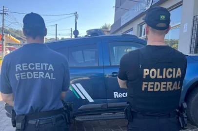 Foram cumpridos dois mandados de busca e apreensão eme Serafina Corrêa onde foram apreendidos os eletrônicos./ Um homem e uma mulher foram presos e conduzidos até a Delegacia da Polícia Federal em Caxias do Sul./<!-- NICAID(15957973) -->