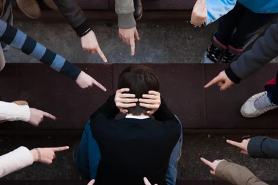 a lonely sad kid being bullied from his mates. A bullying scene in schoolIndexador: unknownFonte: 220255298<!-- NICAID(15401410) -->