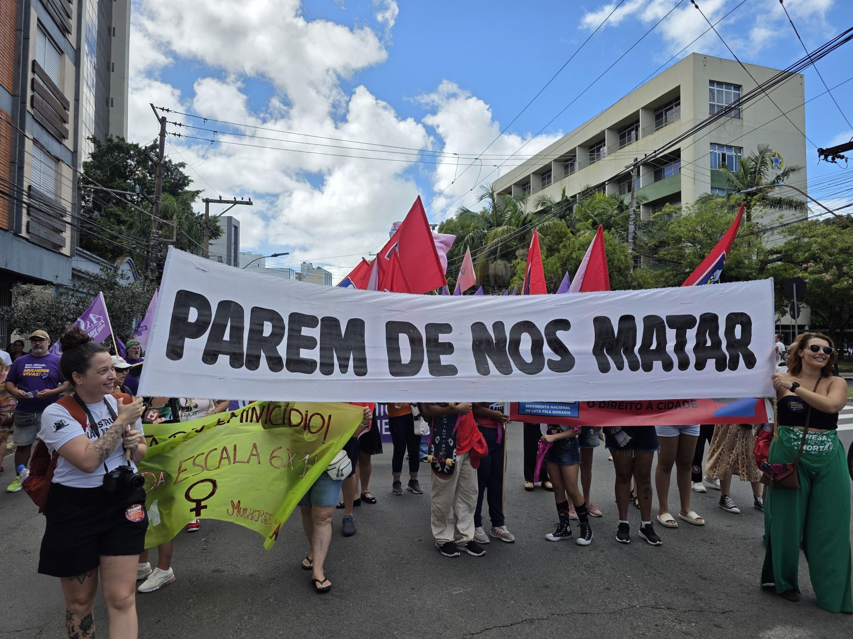 “Parem de nos matar”: mulheres marcham no Centro Histórico de Porto ...