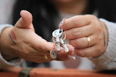 PORTO ALEGRE, RS, BRASIL, 11-11-2025: Esteticista, Deise Mello recebeu a chave do novo apartamento pelo compra assistida há um mês e meio e não conseguiu se mudar por conta das condições do apartamento. Foto: Ronaldo Bernardi/Agência RBS<!-- NICAID(16164782) -->