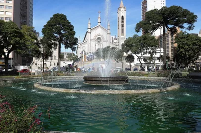 CAXIAS DO SUL, RS, BRASIL. 02.06.2025. com chafariz cor verde na Praça Dante Alighieri, Caxias lança Semana Municipal do Meio AmbienteIndexador: Bruno Todeschini<!-- NICAID(16050717) -->